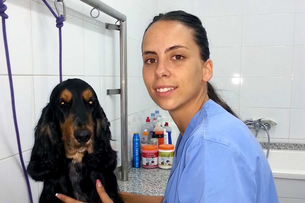 Lorena García, auxiliar veterinaria y peluquera.